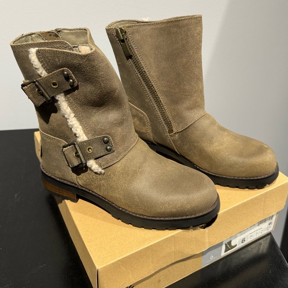 Stylish UGG Neild size 6